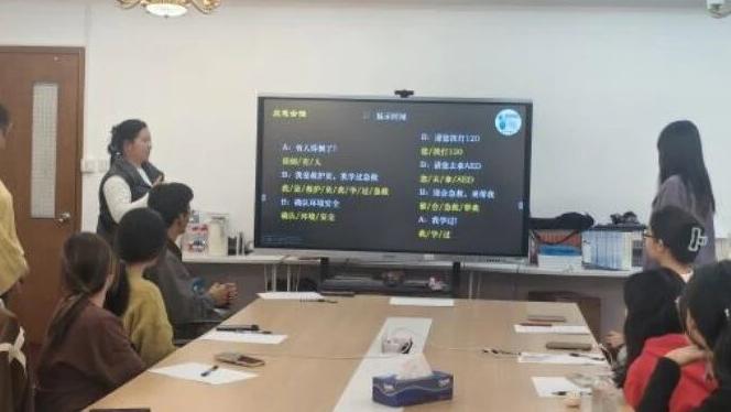 慈善爱心屋举办“指尖传情 无声共鸣”手语...